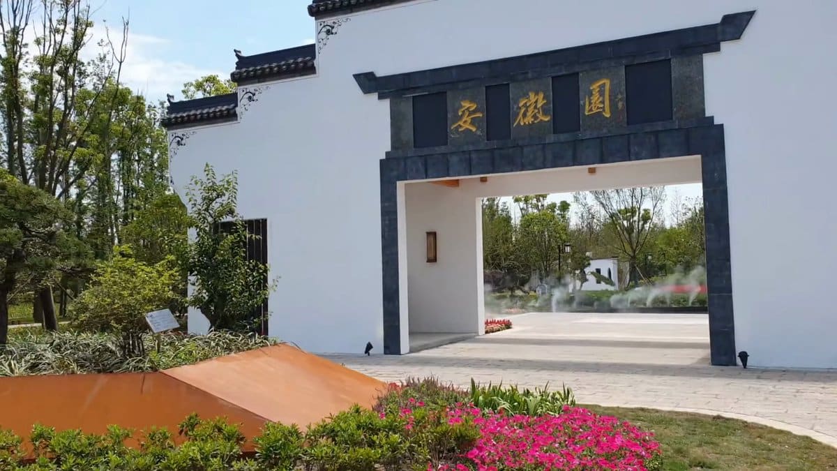 White gateway into the Anhui garden