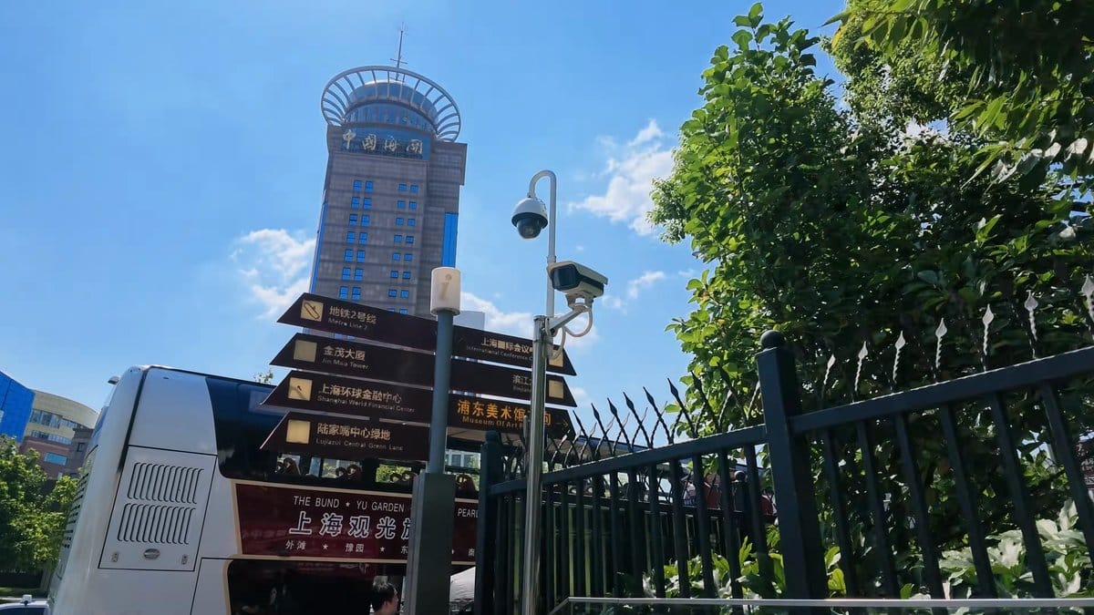 A fingerpost pointing to 地铁2号线 Metro Line 2,