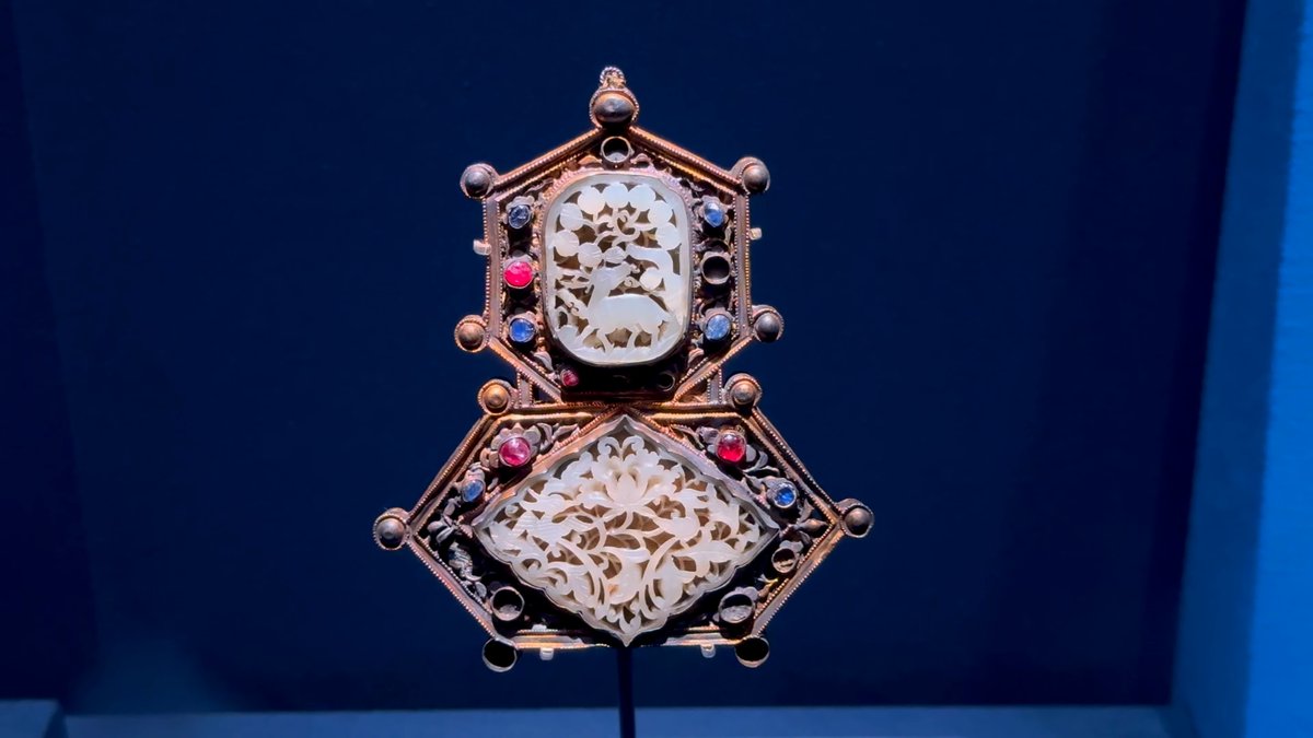 A jewelled ornament of carved jade set in