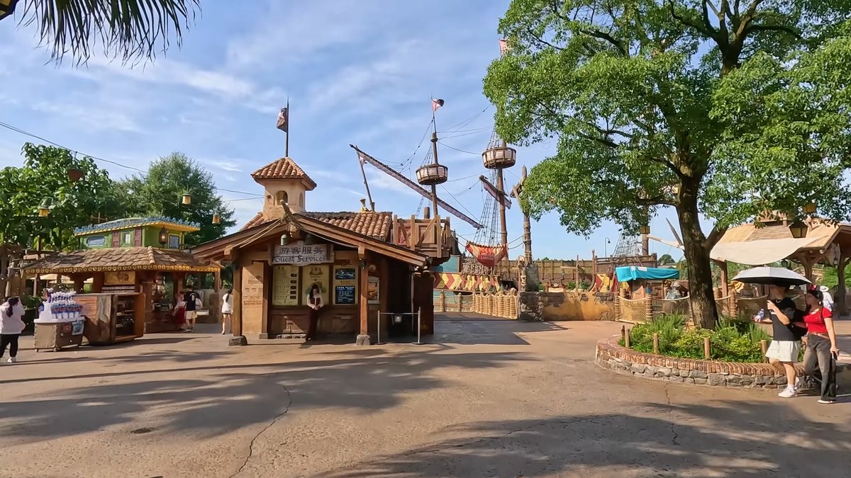 A thatched hut beside a plaza in Treasure