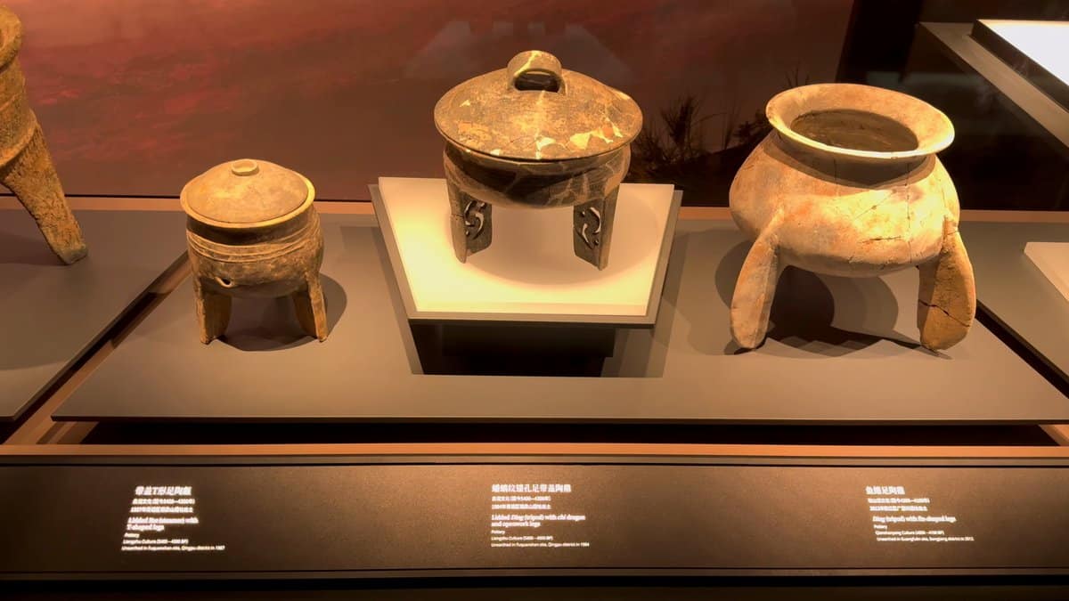 Ancient pottery tripod vessels