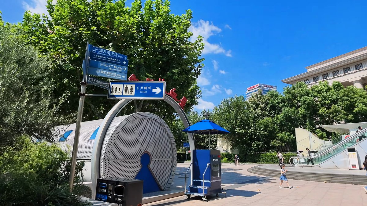 Blue direction signs to 浦东美术馆 Museum of Art