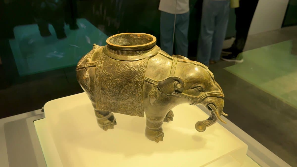 Bronze ritual vessel as elephant