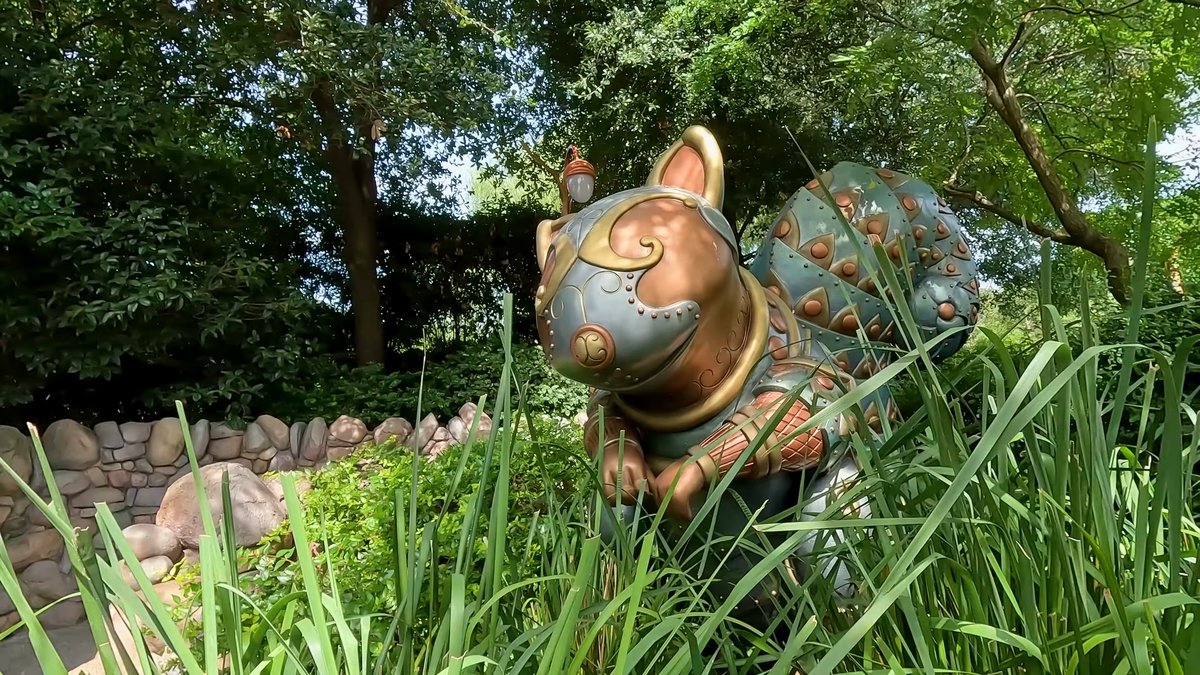 Cheshire Cat grinning in the maze