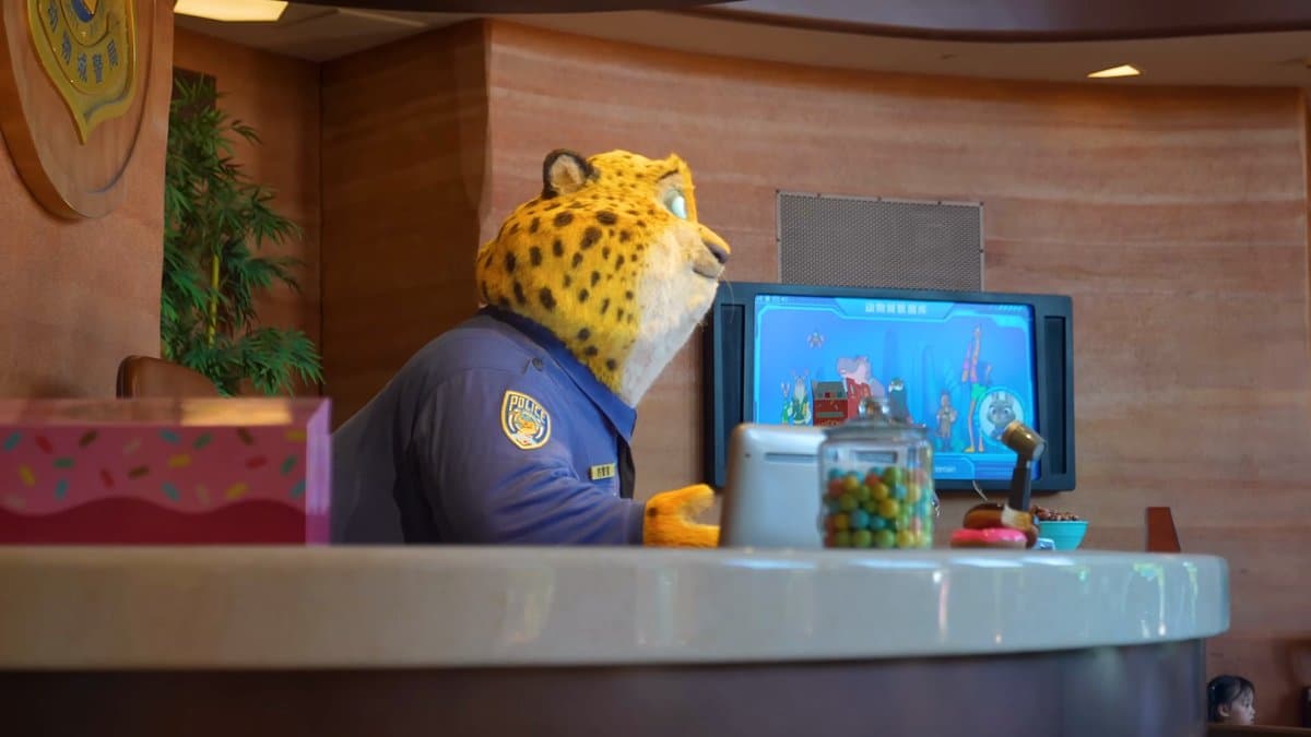 Clawhauser at Zootopia police desk