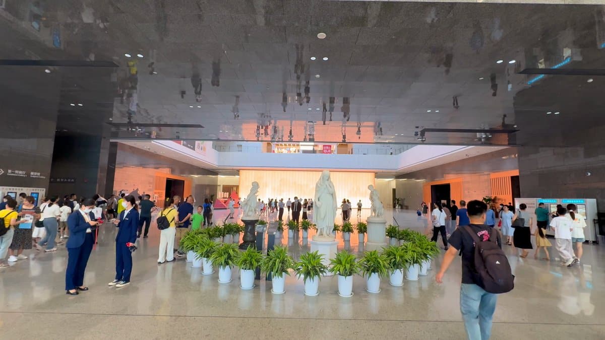 Crowds in the ground-floor hall