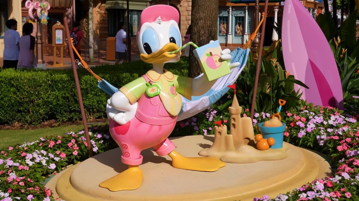 Donald Duck painting a sandcastle