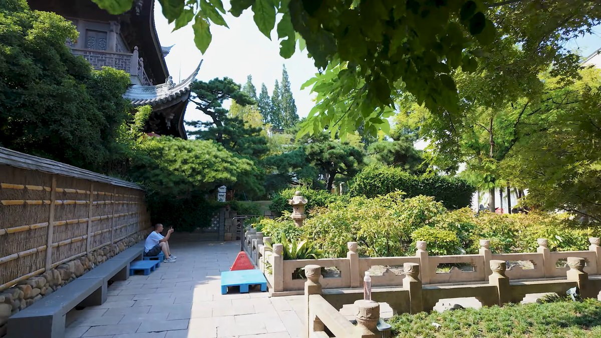 Garden corner with stone balustrade