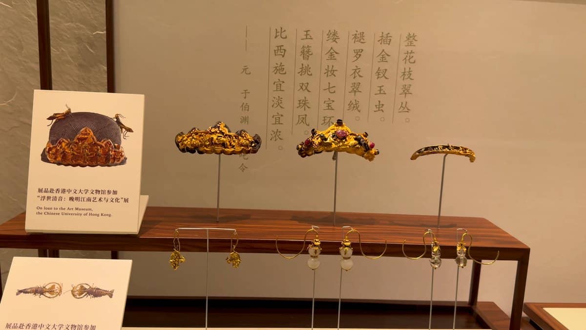 Gold hairpins and ornaments