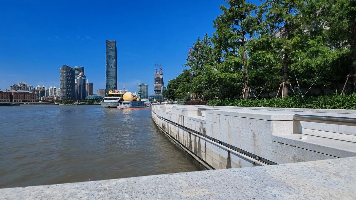 Huangpu bend with passing boats