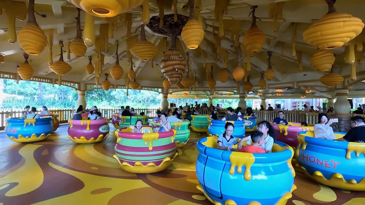 Hunny Pot Spin honey-pot ride