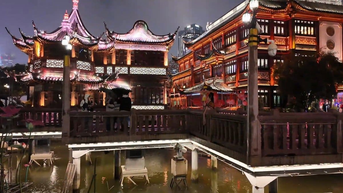 Huxinting teahouse on the pond