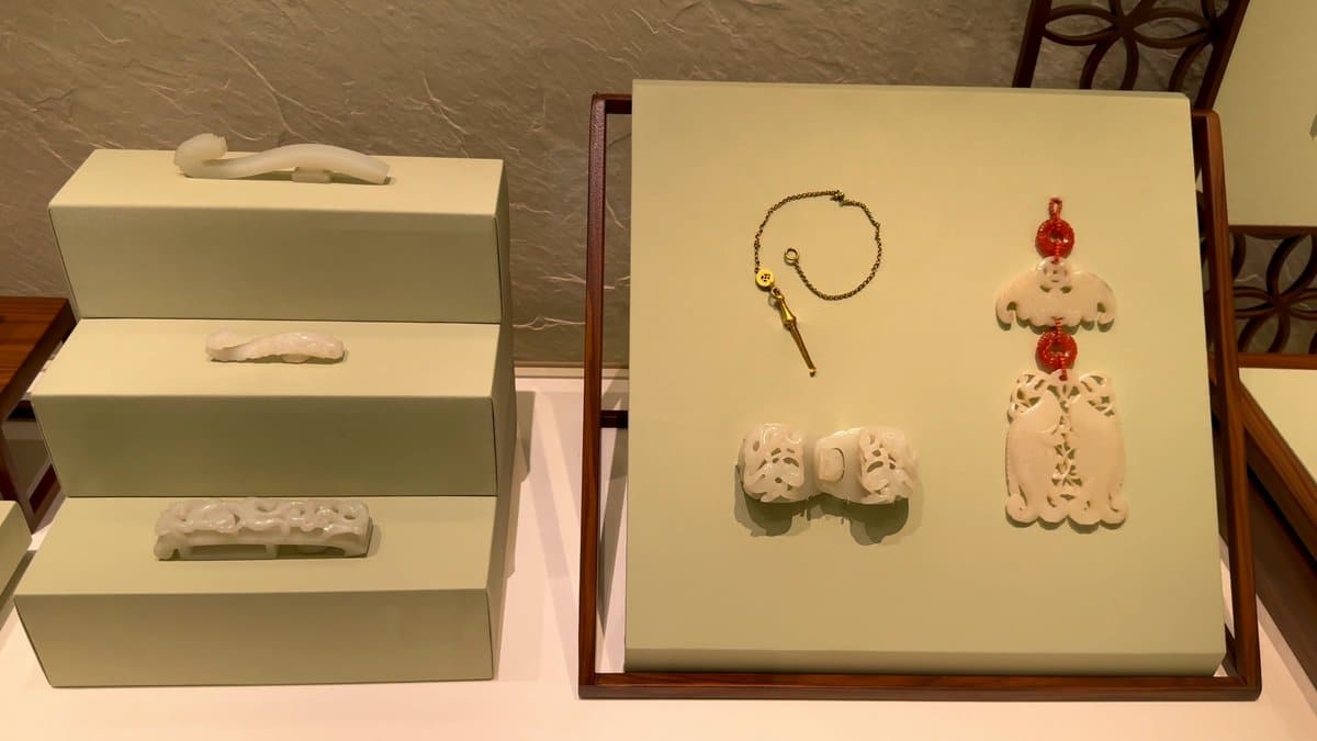 Jade ornaments and gold hairpin
