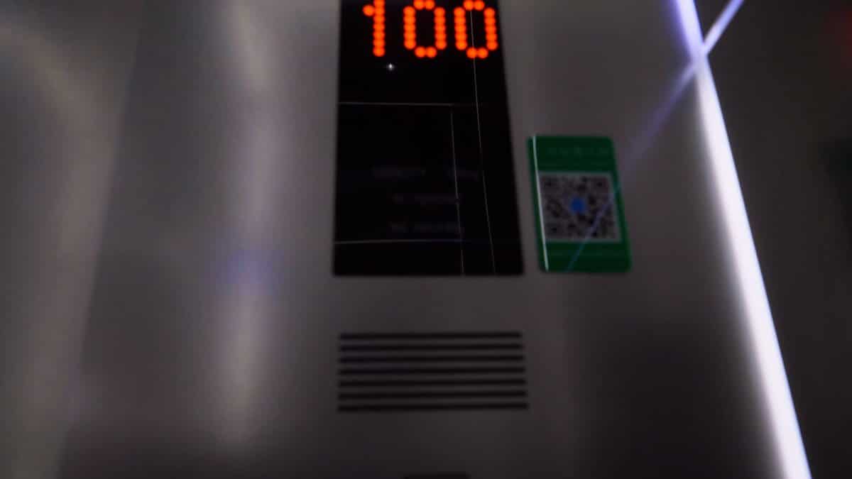 Lift display reading floor 100