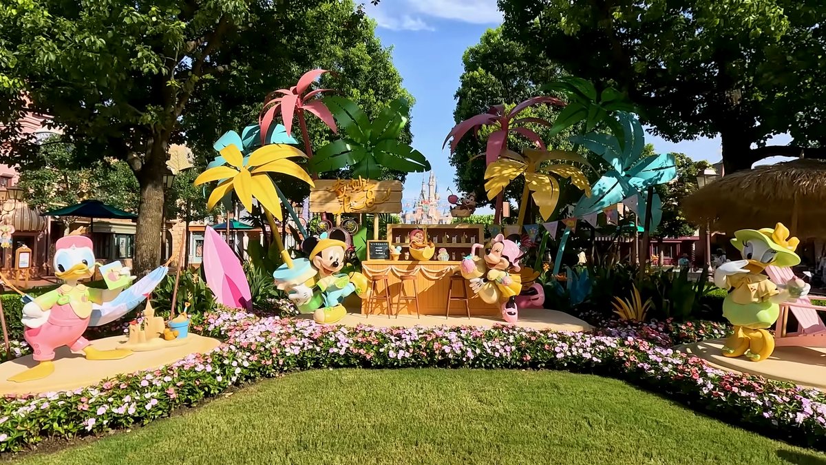 Mickey Avenue summer character display