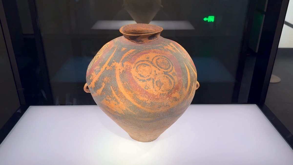 Painted pottery jar with swirls