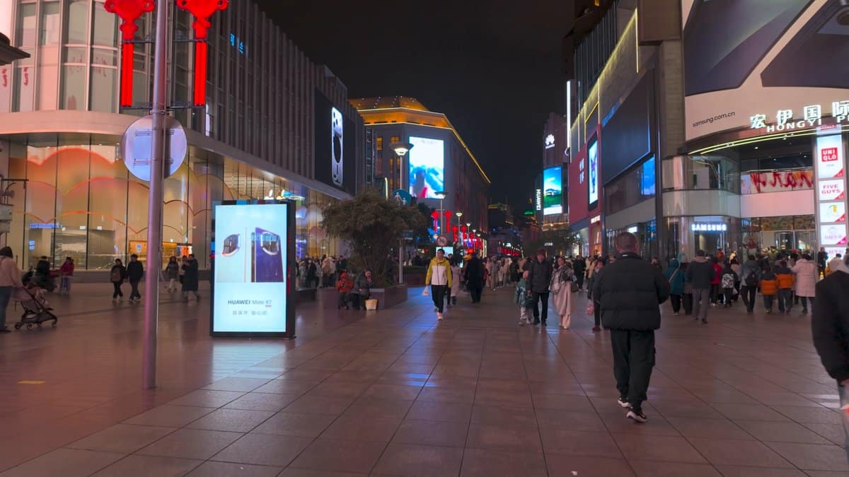 Quieter neon stretch near the end