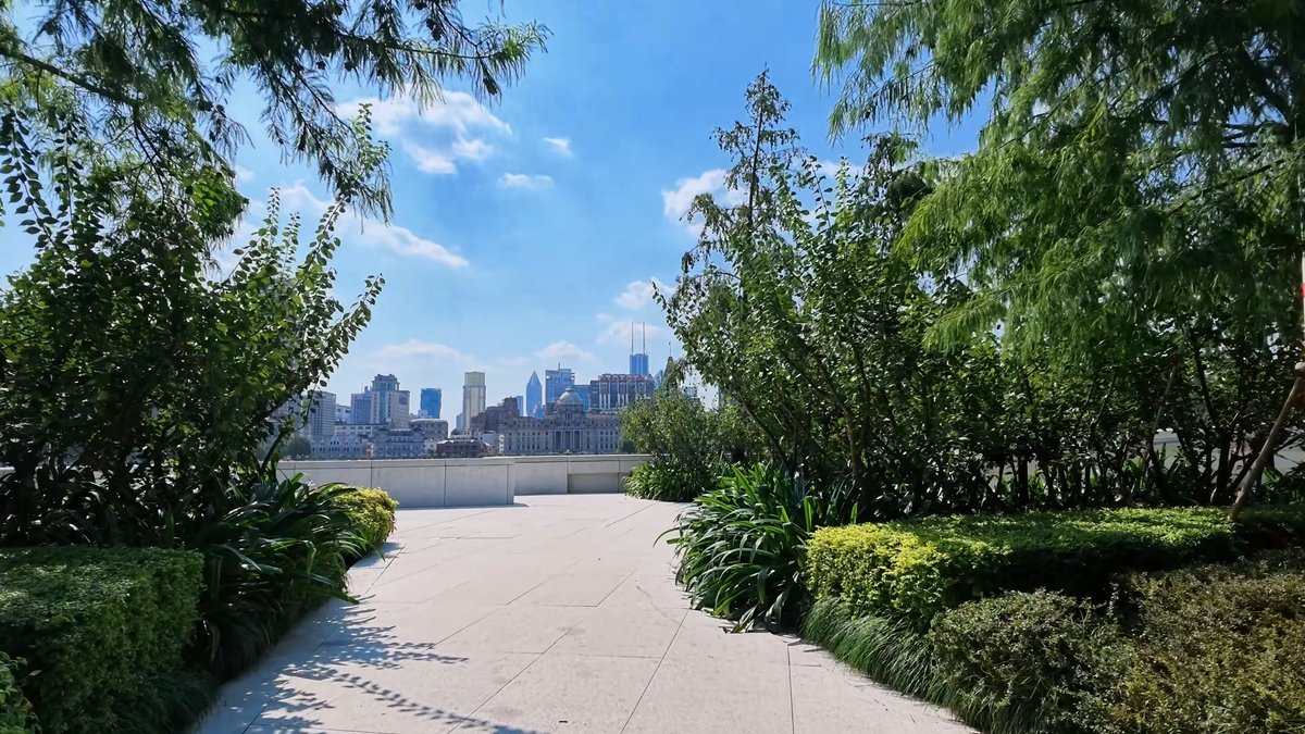 Riverside path toward the Bund
