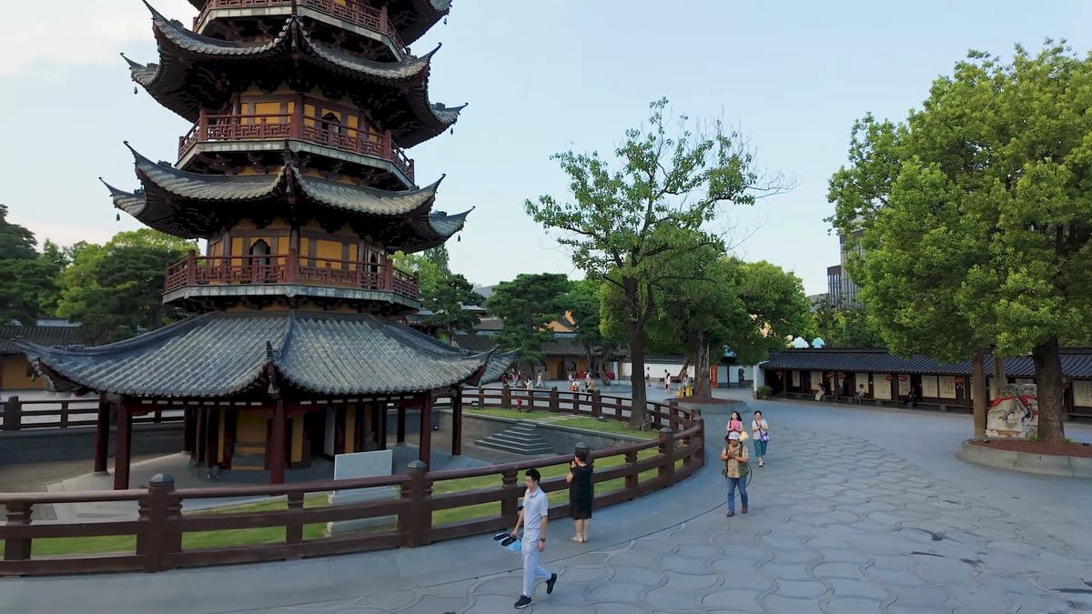 Seven-tier pagoda above the balustrade