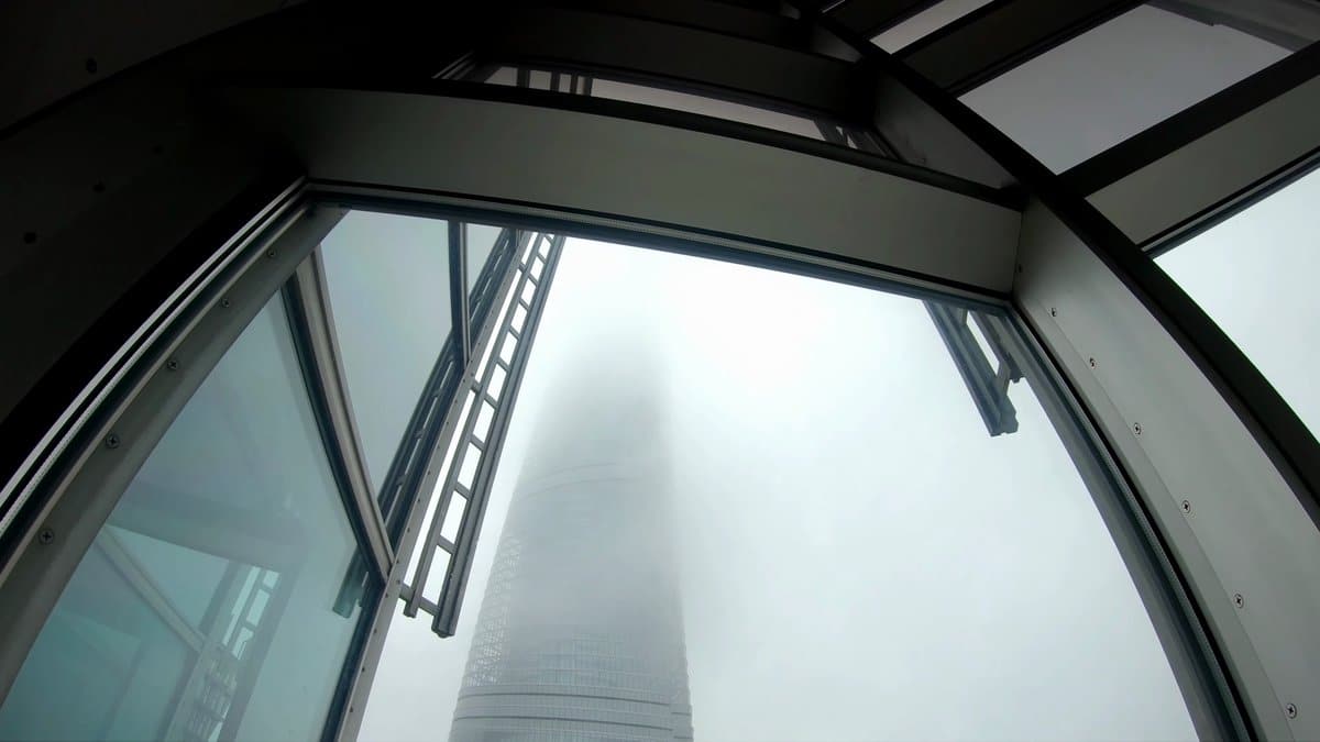 Shanghai Tower vanishing into cloud