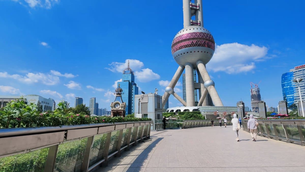 Skywalk heading toward Oriental Pearl