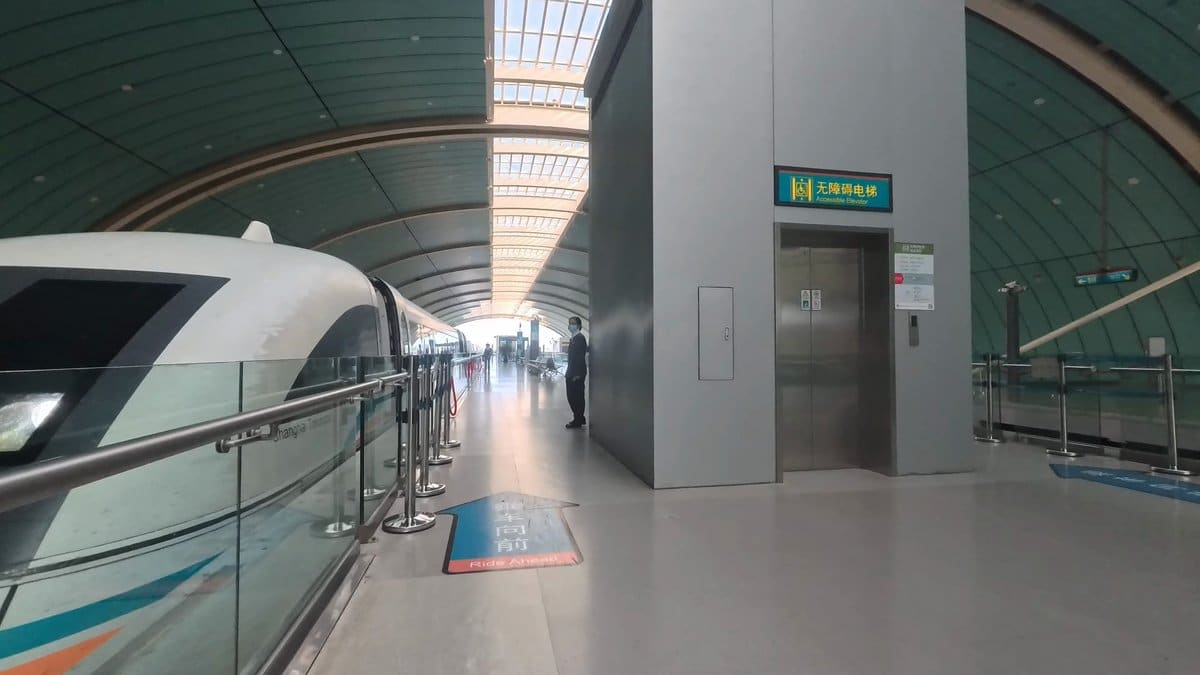Streamlined Maglev beside the platform