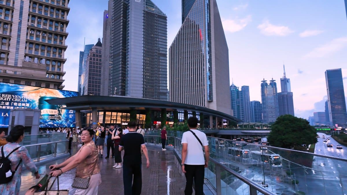 The bridge passing a building entrance, pedestrians on