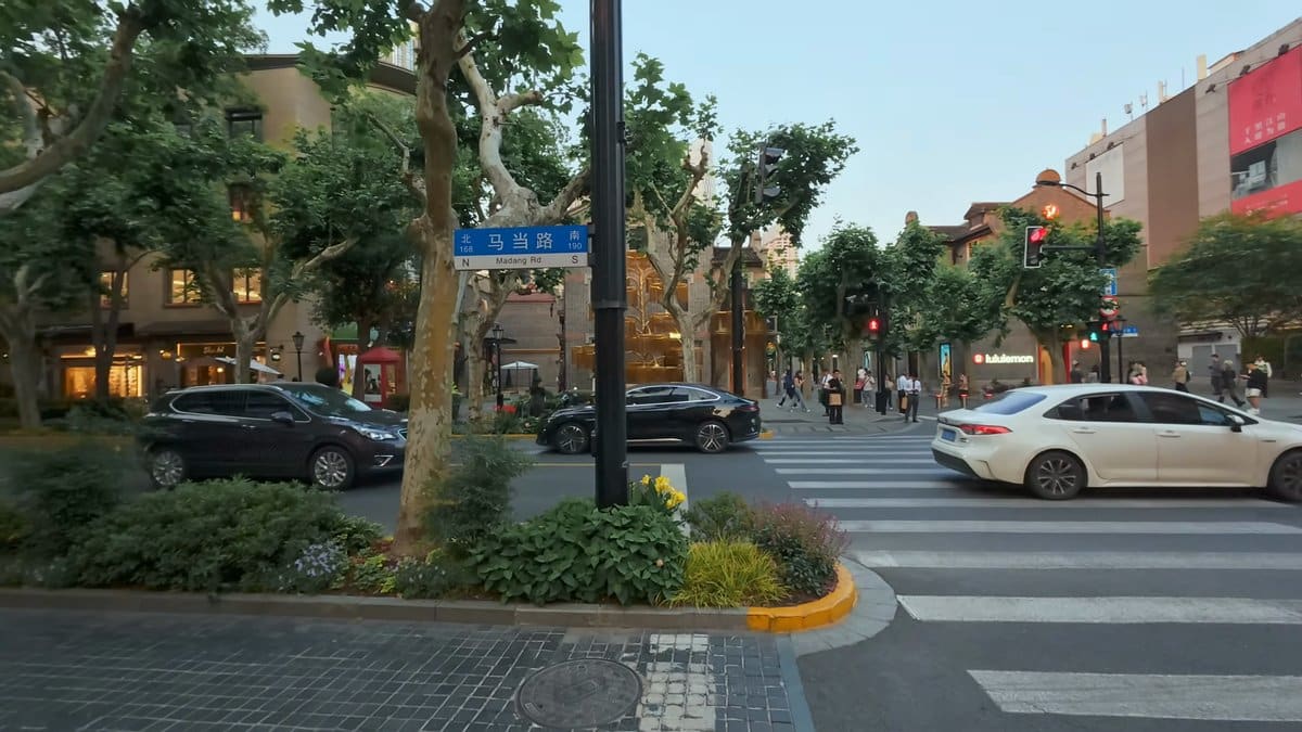 The crossing at Madang Road, the blue street