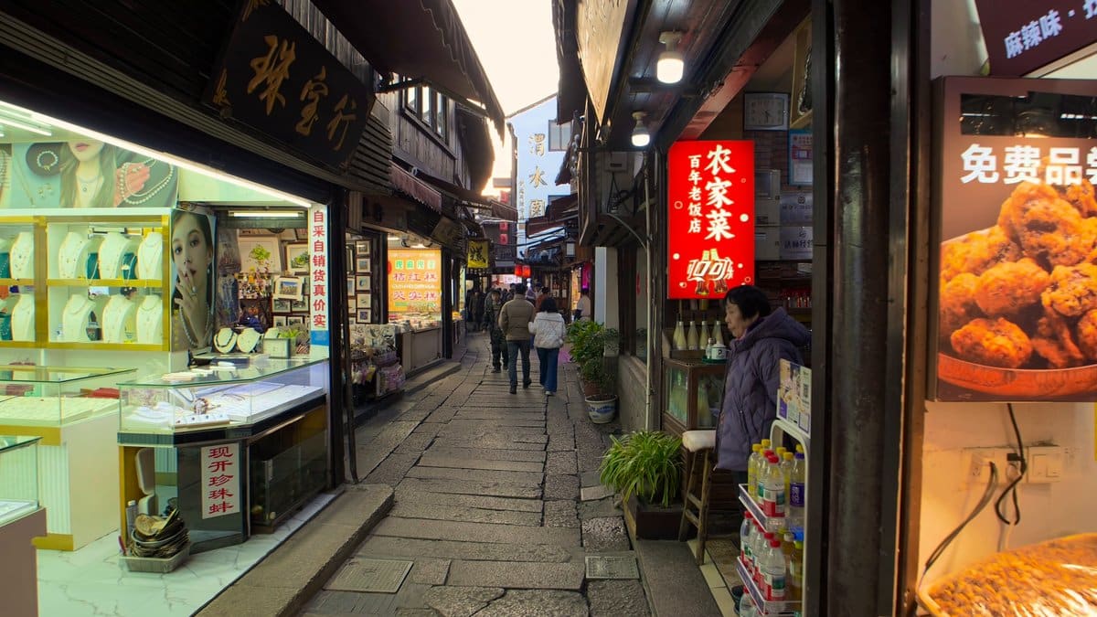 The lane past a shop offering 免费品尝 free