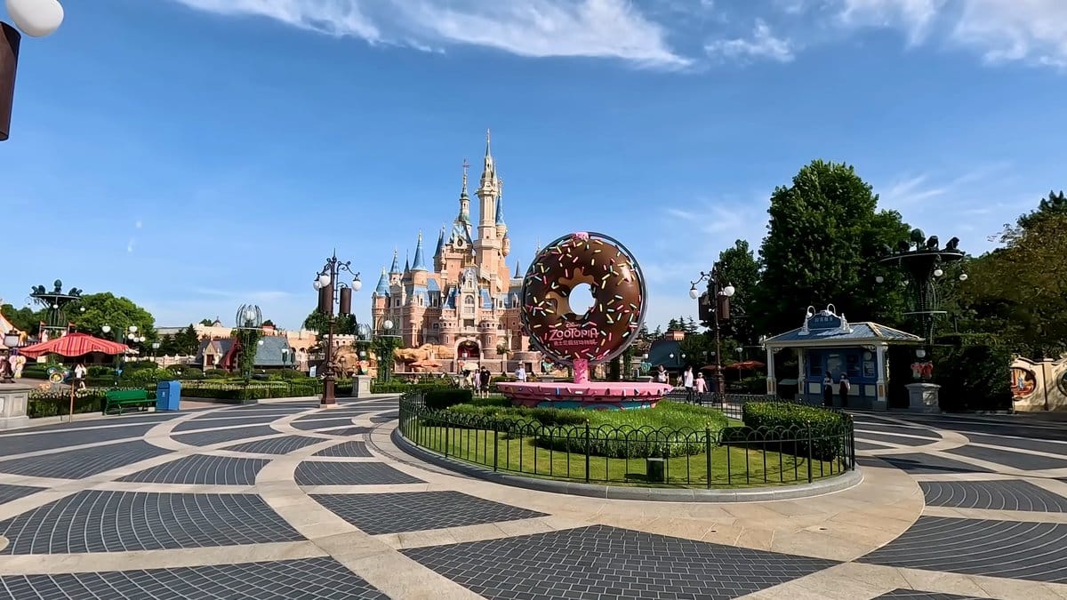 The plaza before the castle with a large