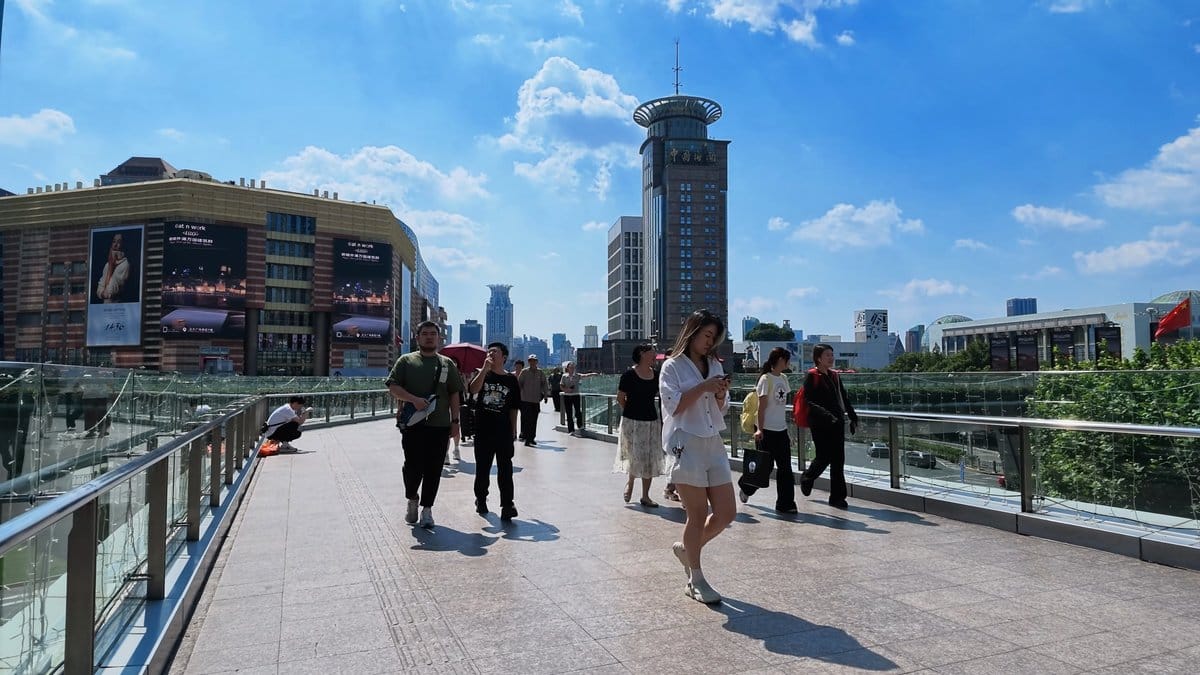 Walkers on the circular skywalk